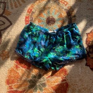 Comfy airy. Tropical shorts.